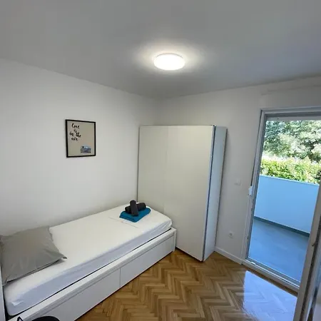 Owl - Modern Spacious For 4 - 5min To Centar דירה